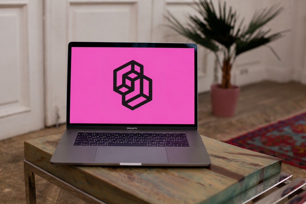 Jev é o primeiro modelo público da TypeSafe AI, startup fundada pelo ex-pesquisador da OpenAI Diogo Almeida — Foto: Reprodução/Pexels/TypeSafe/Editada com IA