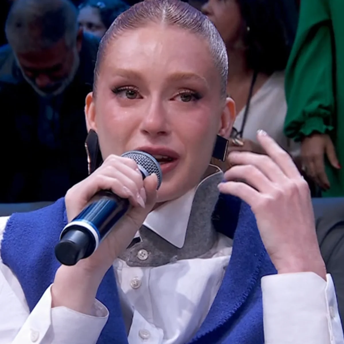 Vídeo: Marina Ruy Barbosa chora após homenagem dos sobrinhos ao vivo
