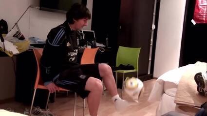 Vídeo inédito de Messi fazendo embaixadas sentado viraliza; veja