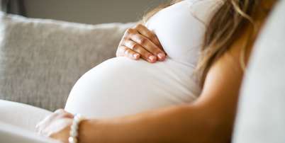 Mulher deu à luz gêmeos gestacionais de pais biológicos diferentes após engravidar naturalmente durante um processo de FIV Foto: Reprodução: kjekol/Getty Images Pro / Bons Fluidos