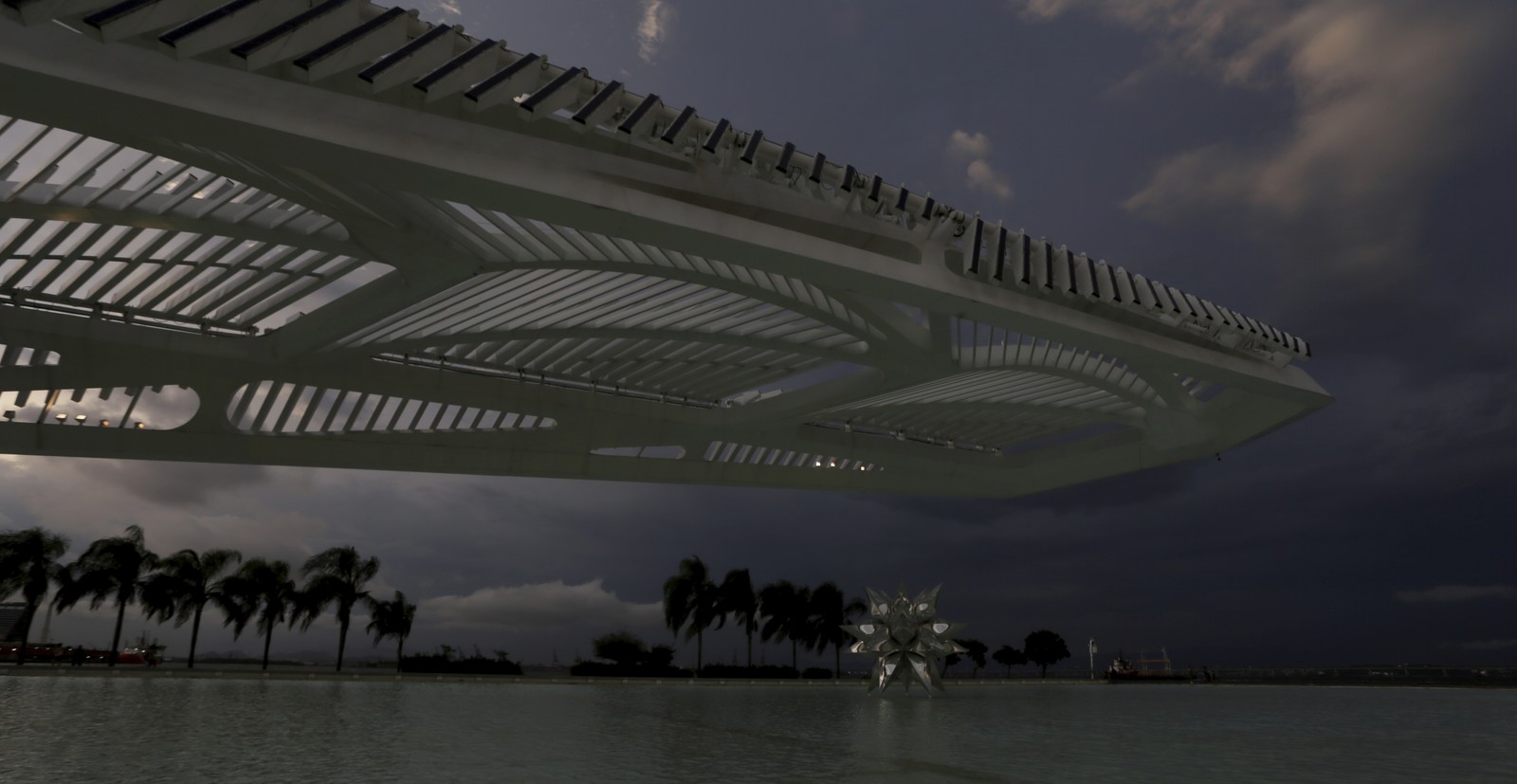 uvens de chuva no céu do Rio. Local: Centro - Praça Maua - Museu do Amanhã. — Foto: Marcelo Theobald/ Agência O Globo