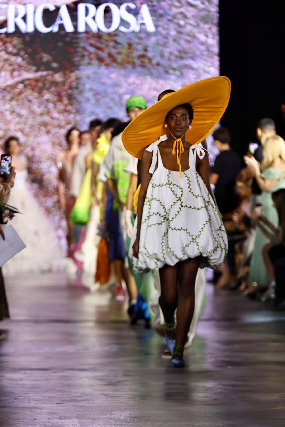 Hills, Glowshine e Erica Rosa mesclam festa e street no Metrópoles Catwalk