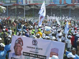 FOTOS: A campanha de Tinubu para 2027 começa enquanto apoiadores do APC inundam o estádio de Kaduna