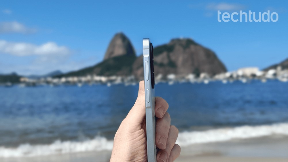 Galaxy A57 tem 6,9 mm de espessura e pesa 179 g — Foto: William Guido/TechTudo