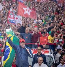 Candidato a presidência da República Luiz Inácio Lula da Silva participa de caminhada na Av. Paulista, em São Paulo, no último dia de campanha durante as eleições 2026. Foto: Taba Benedicto/Estadão / Estadão