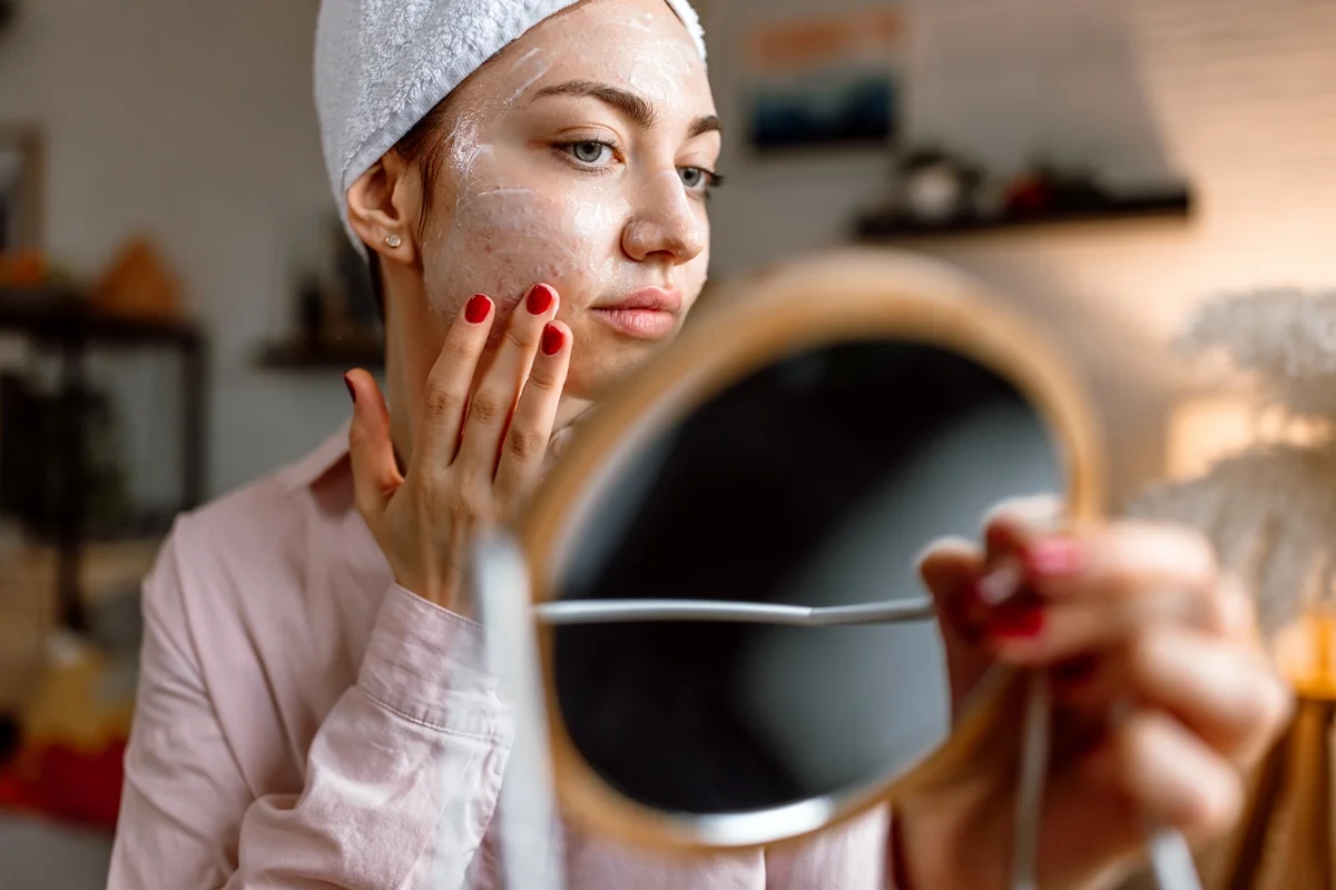 Excesso de skincare pode prejudicar a pele e estar relacionado à compulsão