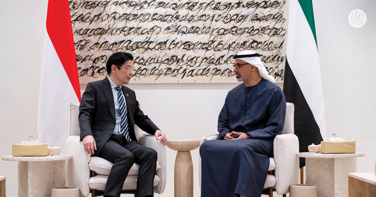 O xeique Khalid encontra-se com o primeiro-ministro de Singapura no Museu Nacional Zayed