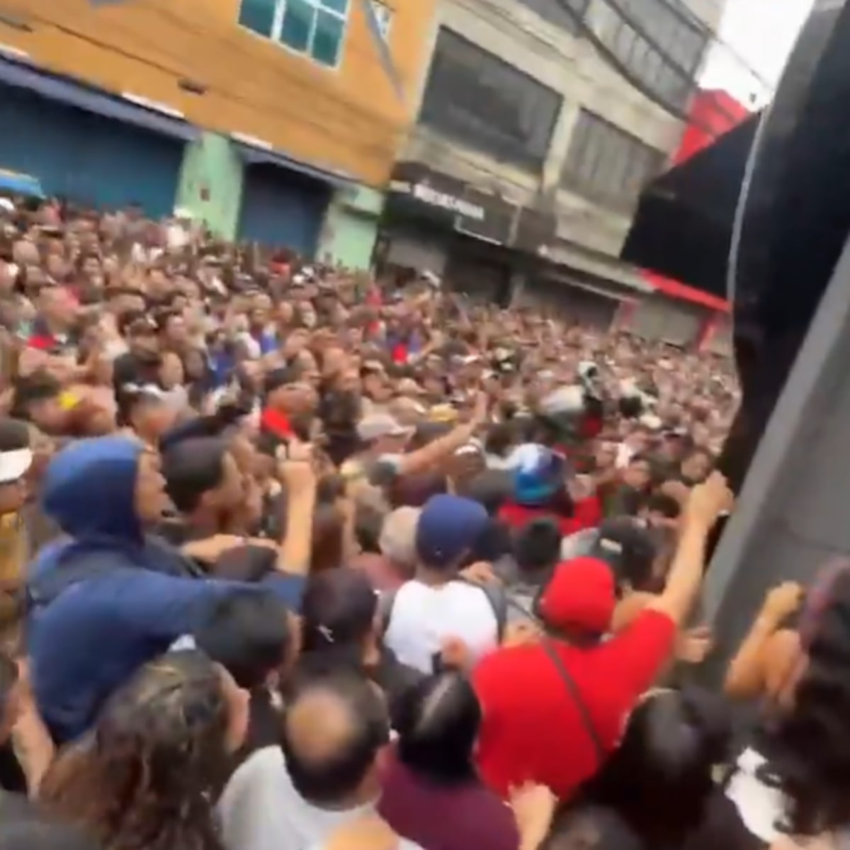 Loja em SP anuncia TV a R$ 20 e inauguração causa tumulto no Brás: ‘Estou na fila há três dias’