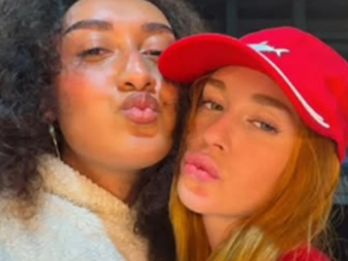 Marina Ruy Barbosa presenteia cabeleireira trans com próteses de silicone