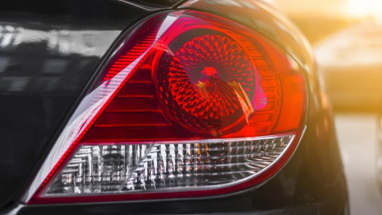 Por que alguns carros têm luz de ré só de um lado? Veja o que diz a lei