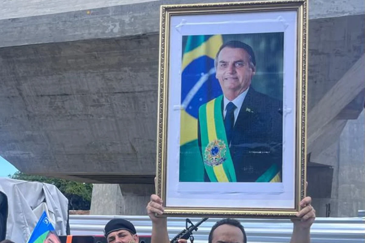 Reta final: ato de vice de Flávio tem fuzil de brinquedo e bandeira dos EUA