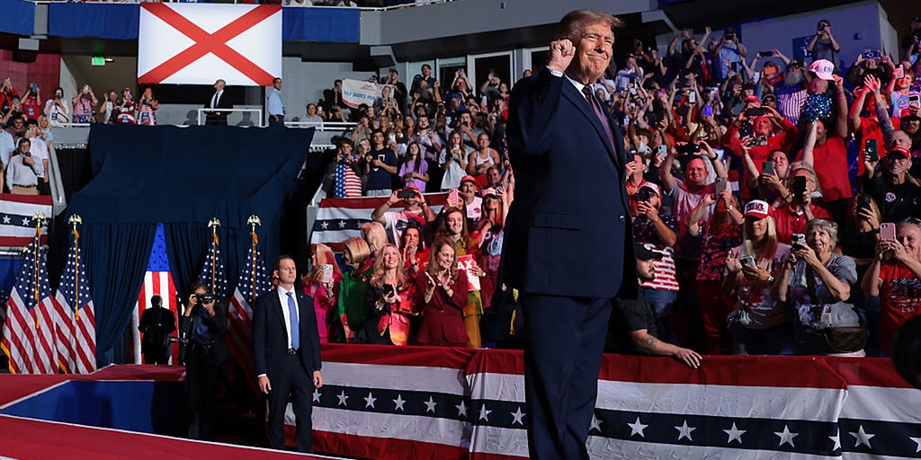 Três estudantes universitários enfrentam acusações federais por supostas ameaças contra Trump antes de um comício no campus