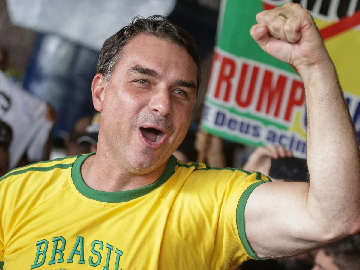 Flávio Bolsonaro vê “fim da era do PT” após avançar ao 2º turno com Lula