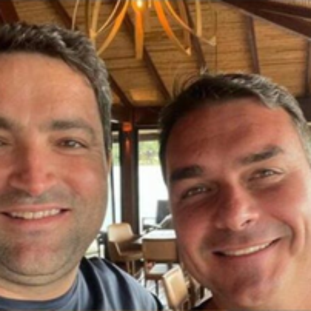 Moraes proíbe Flávio Bolsonaro de manter contato com Willer Tomaz