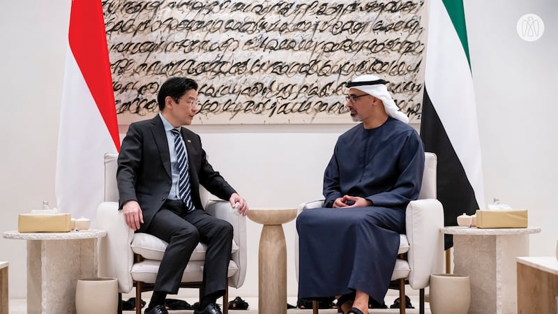O xeique Khalid encontra-se com o primeiro-ministro de Singapura no Museu Nacional Zayed