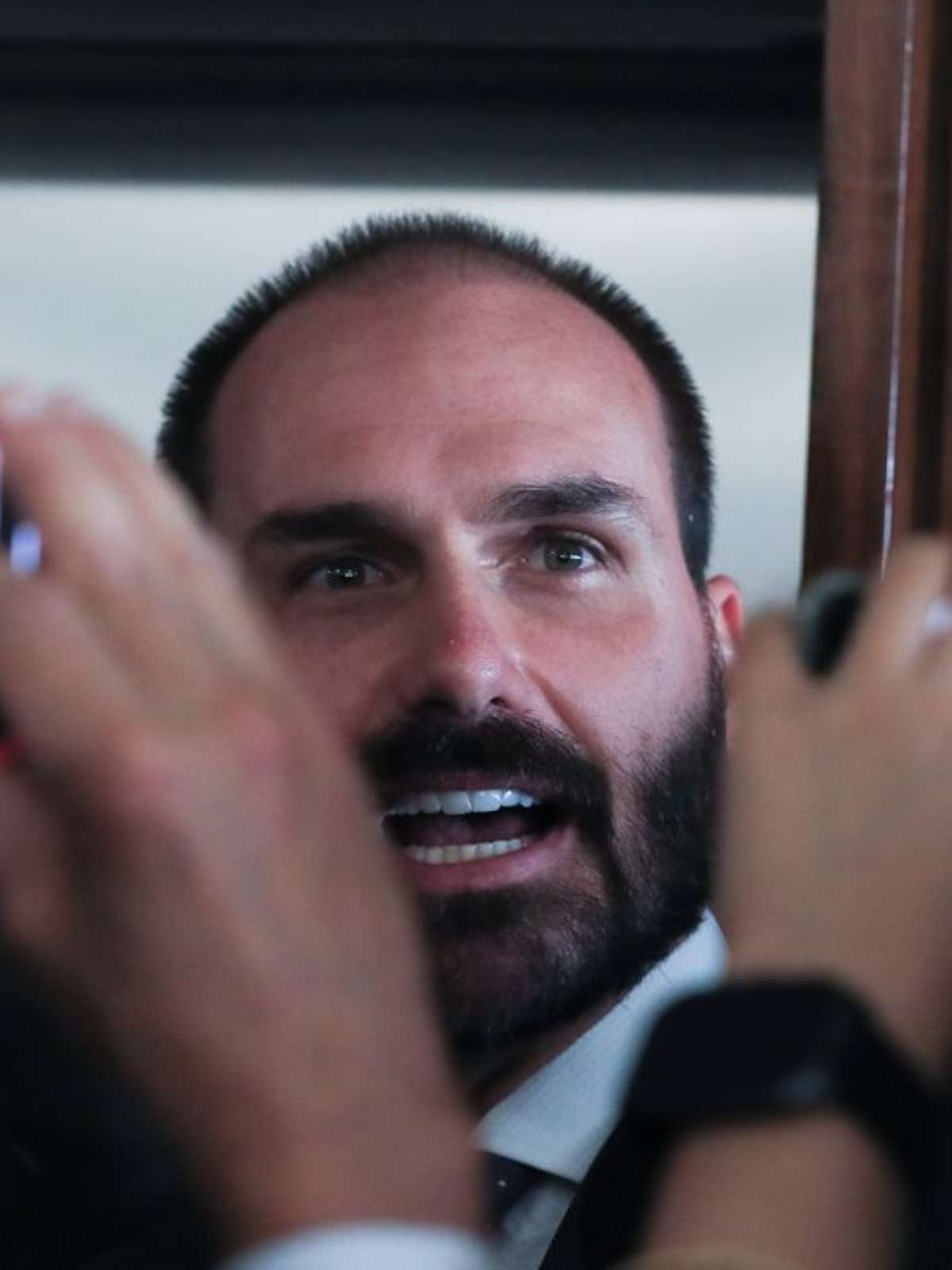 Eduardo Bolsonaro pode votar nas eleições morando nos EUA, mesmo após condenação e inelegibilidade?