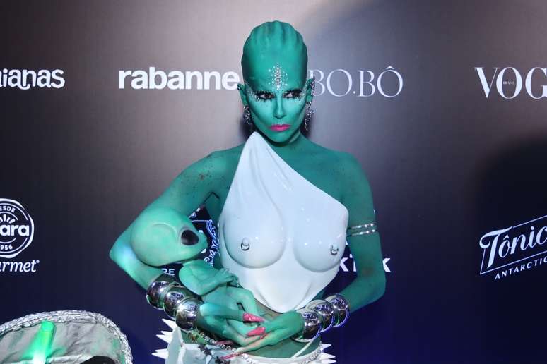 Relembre qual foi a fantasia de Deborah Secco que foi chamada de 'broxante' por ex-diretor da Globo