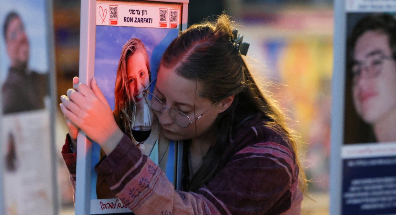 Mulher abraça foto em memorial no local onde pessoas foram mortas no atentado terrorista do Hamas em Israel REUTERS/Ronen Zvulun — 07.10.2026