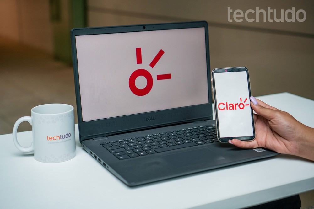 Logo da Claro em computador e celular — Foto: Laura Storino/TechTudo