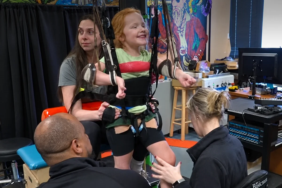 Menina de 6 anos tem melhora em terapia ao ouvir músicas de Chappell Roan