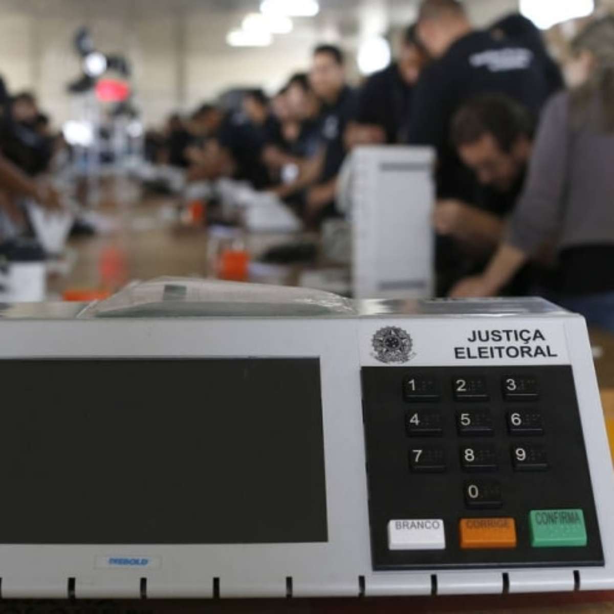 Eleições 2026: cerca de 1 milhão de brasileiros que moram no exterior vão poder votar para presidente