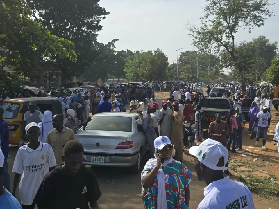 FOTOS: A campanha de Tinubu para 2027 começa enquanto apoiadores do APC inundam o estádio de Kaduna