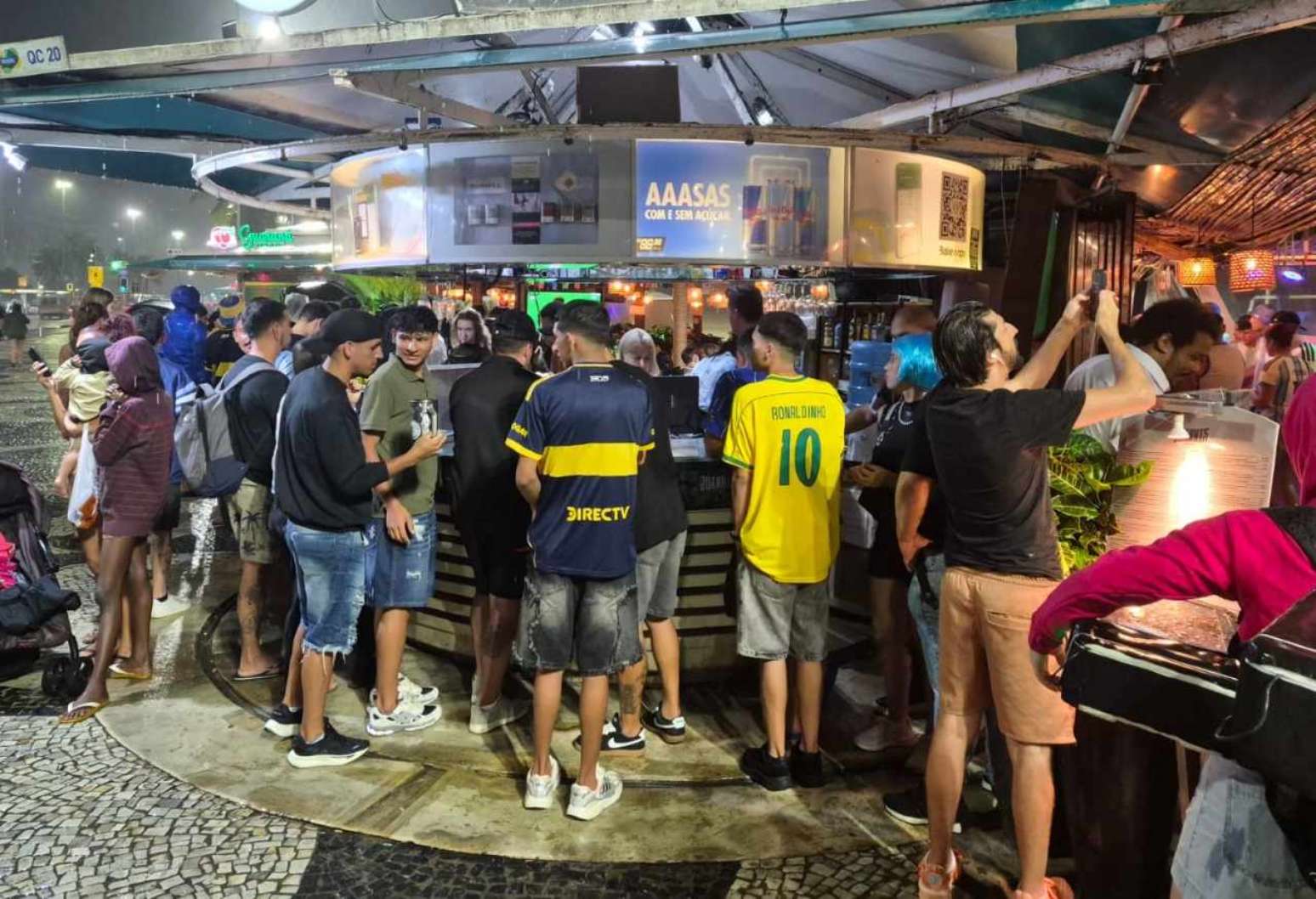 Argentinos se aglomeram em quiosque na praia de Copacabana.