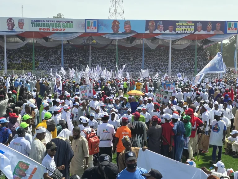 FOTOS: A campanha de Tinubu para 2027 começa enquanto apoiadores do APC inundam o estádio de Kaduna