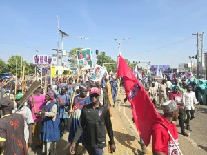 FOTOS: A campanha de Tinubu para 2027 começa enquanto apoiadores do APC inundam o estádio de Kaduna