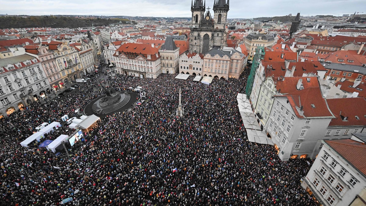 Milhares protestam em Praga contra plano para reformular financiamento da mídia pública