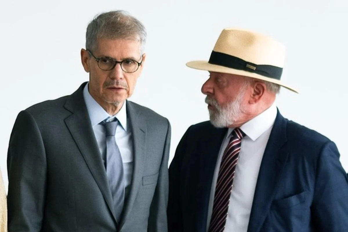 Imagem colorida do ministro Sidônio Palmeira com presidente Lula - Metrópoles