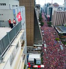 Militantes, simpatizantes e apoiadores do presidente da República, Luiz Inácio Lula da Silva (PT), participam de um ato político em apoio à sua reeleição na Avenida Paulista, na cidade de São Paulo (SP), neste domingo, 11 Foto: EDI SOUSA/ATO PRESS/ESTADÃO CONTEÚDO