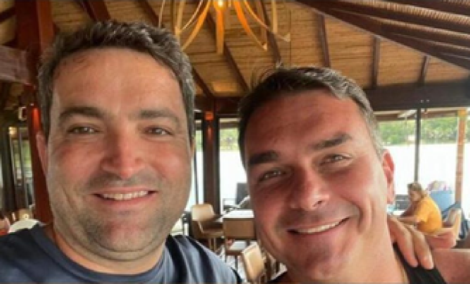Willer Tomaz e Fl&aacute;vio Bolsonaro dizem publicamente que s&atilde;o amigos