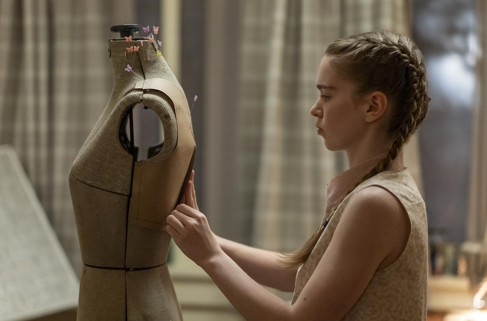 Série mostra Carrie com mais camadas em um mundo moderno — Foto: Reprodução/IMDb