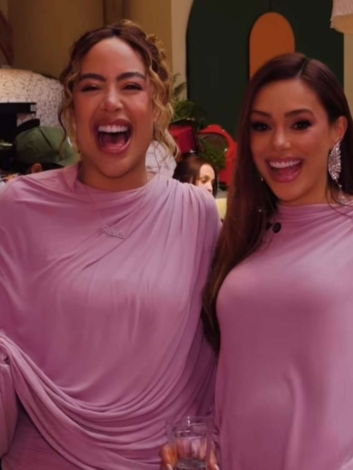 Bruna Biancardi e Rafaella Santos usam a mesma roupa na festa de Mavie e caem na risada