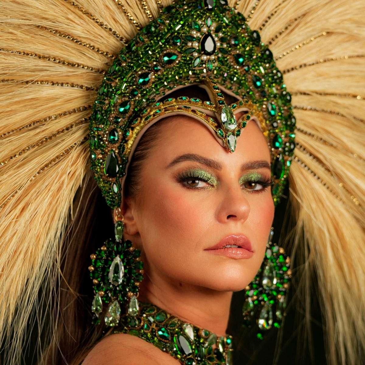 Paolla Oliveira aposta em look verde para coroação na Imperatriz; veja fotos da rainha