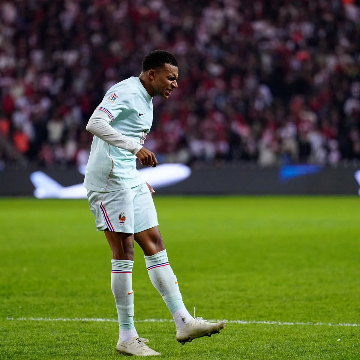 Mbappé deve desfalcar o Real por duas semanas devido a lesão no joelho