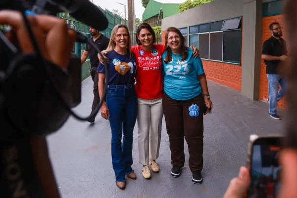 MP pede multa a Michelle, Bia Kicis e Celina por banner no dia da eleição - destaque galeria