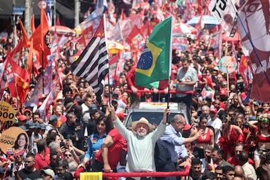 ’De um lado tem a democracia e a soberania, do outro, a barbárie’, diz Lula em caminhada