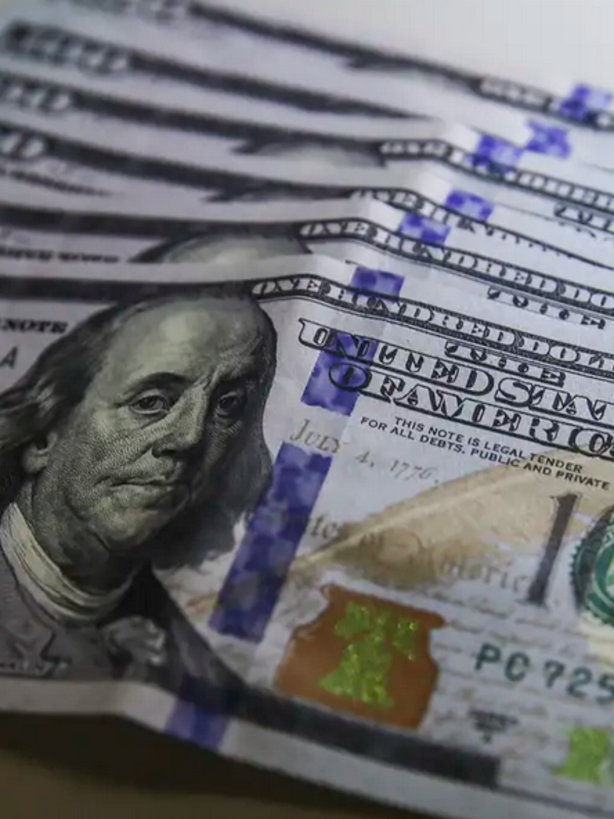 Dólar cai mais de 1% no Brasil depois de disparada pós-eleição