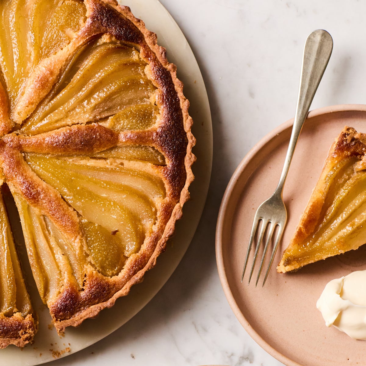 A receita de Jose Pizarro para tarte de pera cozida em calda e amêndoas com caramelo PX
