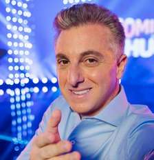 Luciano Huck segue normalmente no 'Domingão', sem ser afetado na Globo pelo vazamento de suas mensagens com Daniel Vorcaro Foto: Reprodução