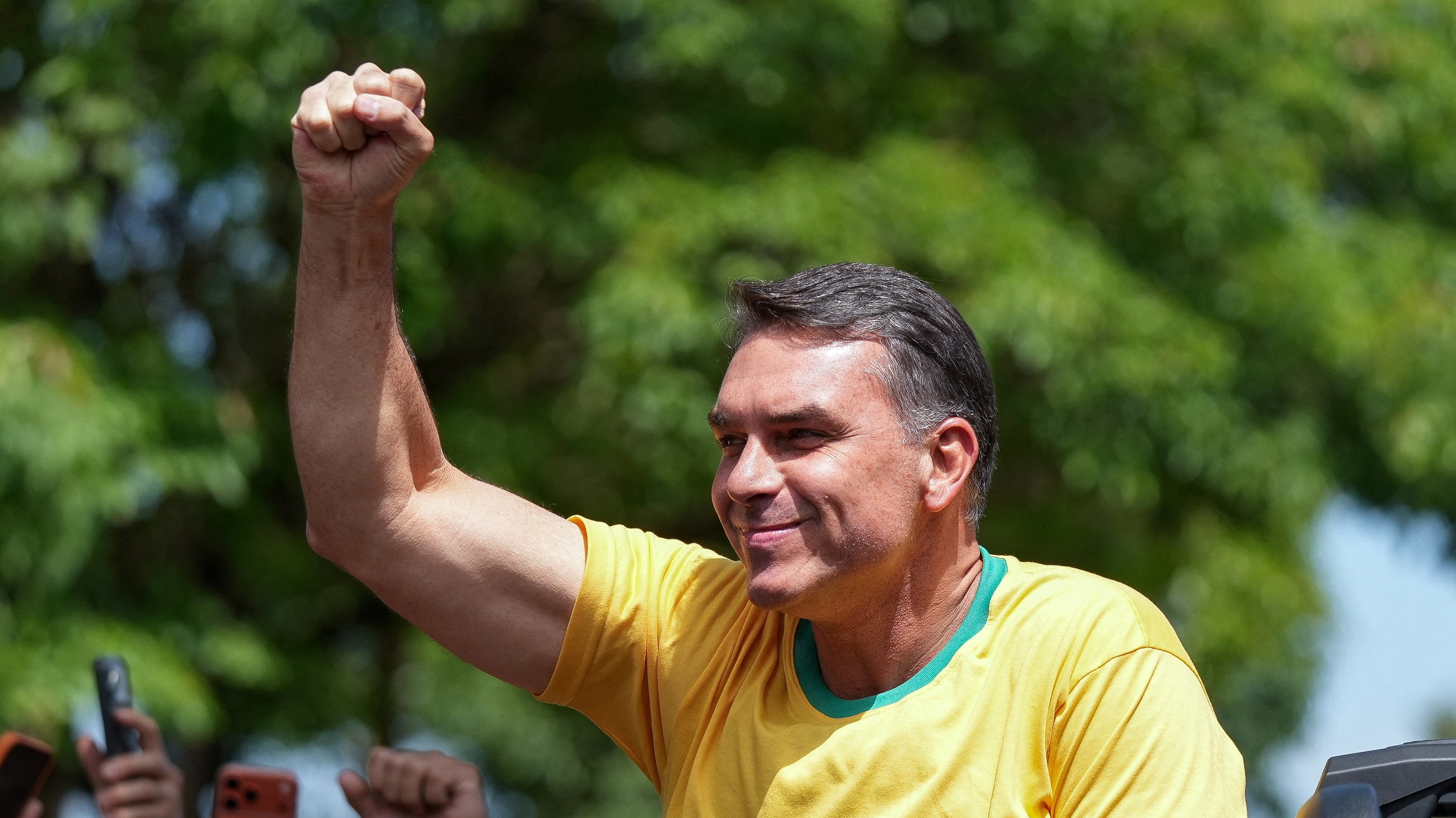 Flávio Bolsonaro durante campanha em Santa Barbara D´Oeste Foto: Alexandre Meneghini / Reuters