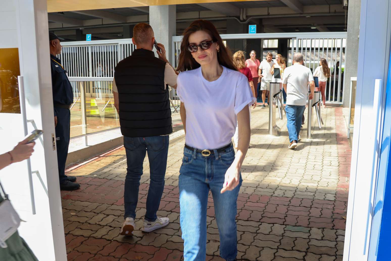 Camila Queiroz vota no Rio de Janeiro