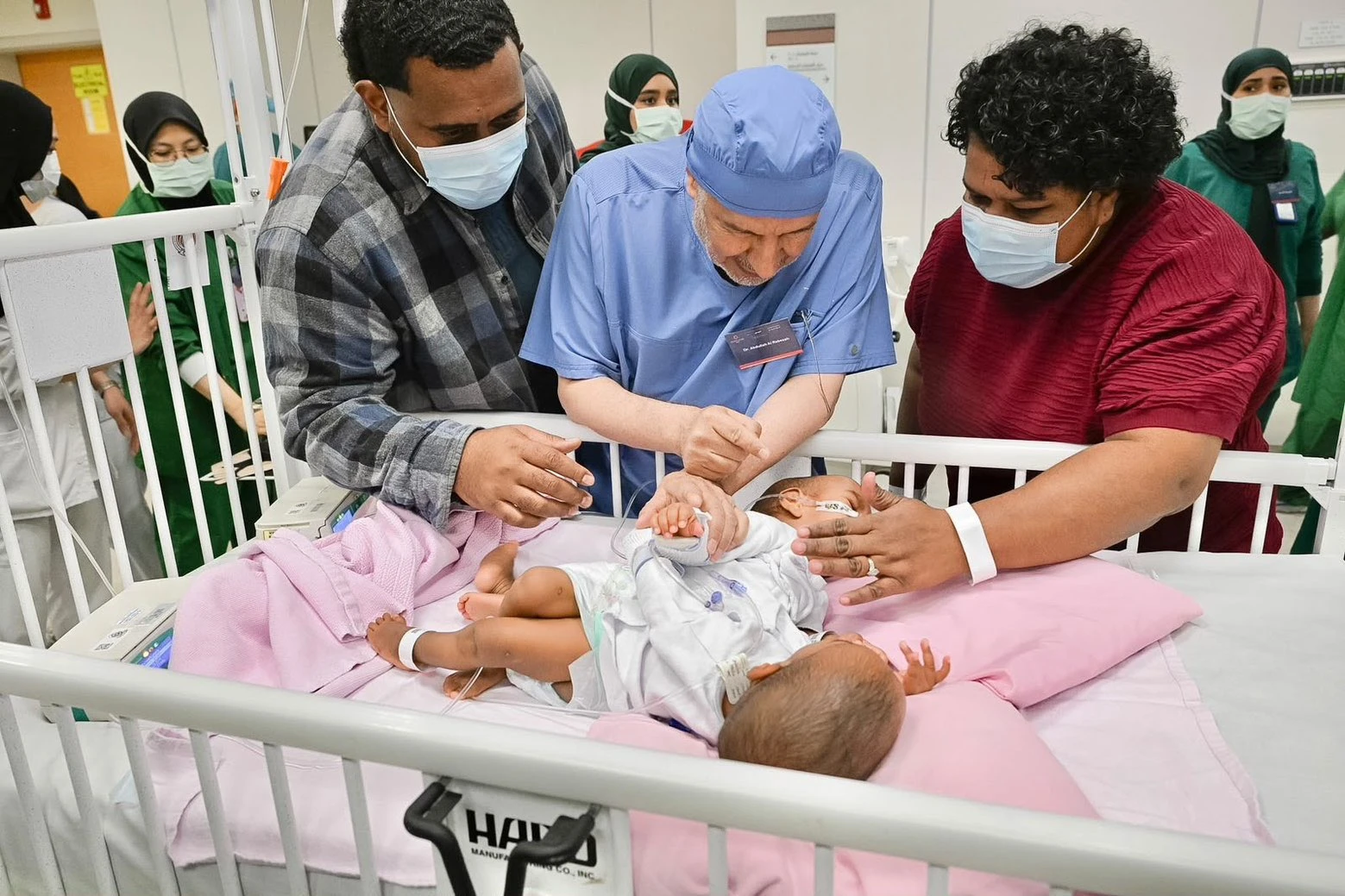 Médicos sauditas iniciam cirurgia de separação em gêmeas conexas fijanas