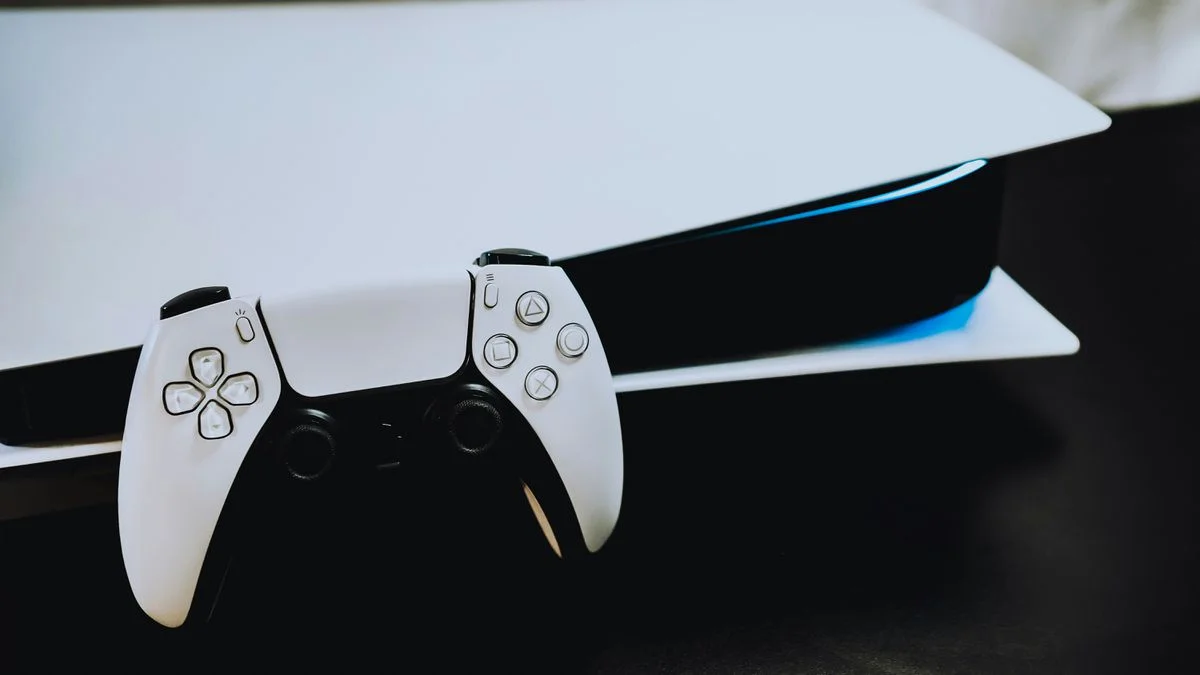Imagem da matéria: Sony libera upscaler de IA para o PS5 base; conheça o QSSR