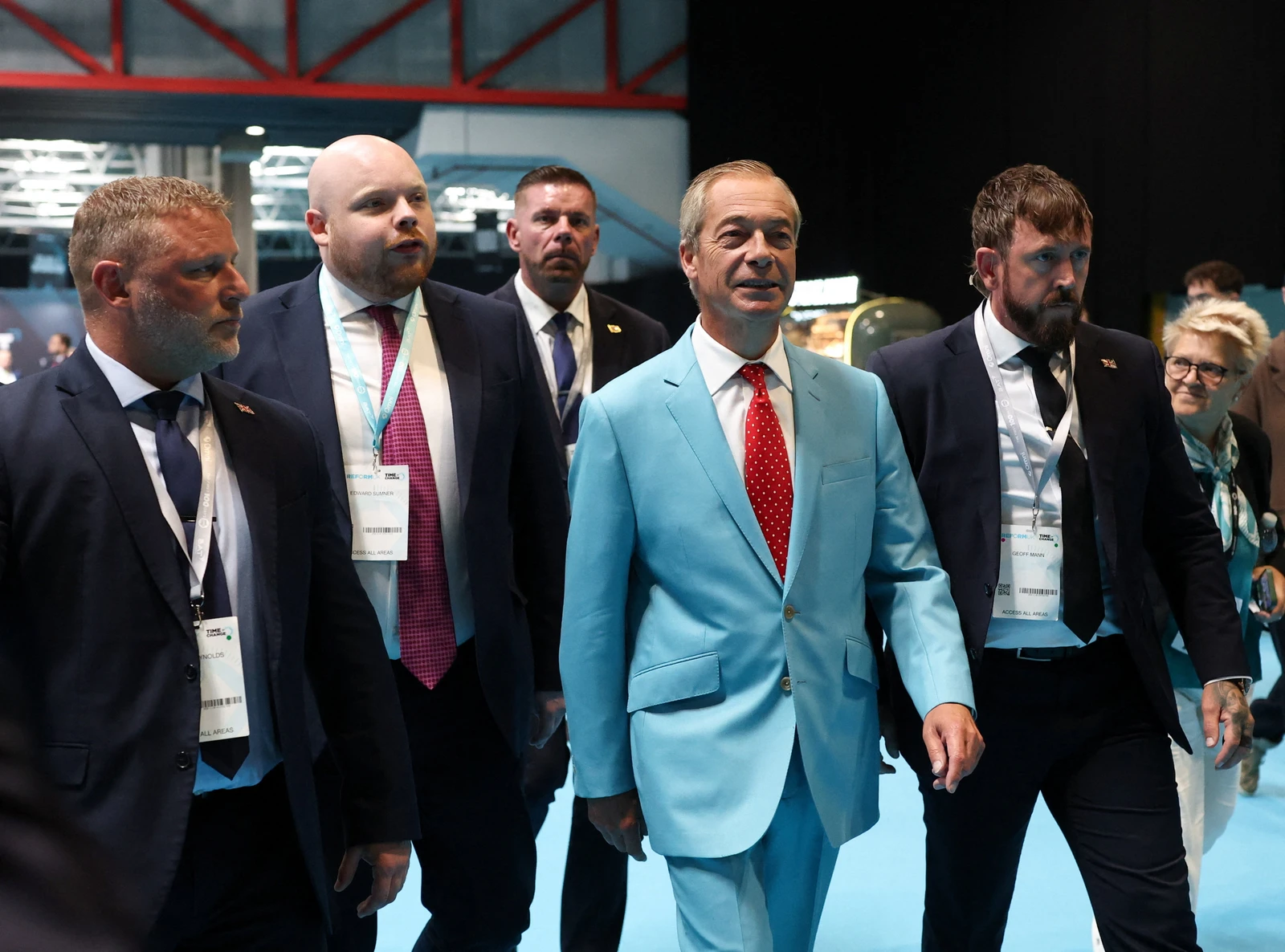 Pelo menos 17 pessoas, a maioria delas peregrinos católicos, foram mortas em um acidente de trânsito numa estrada no Quênia.