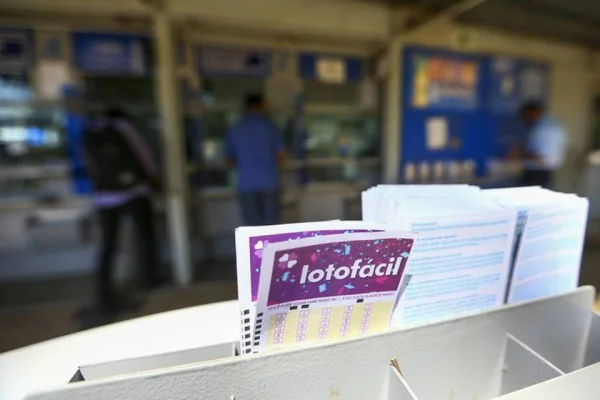 Aposta simples leva sozinha R$ 1,8 milhão da Lotofácil 3796. Veja resultado