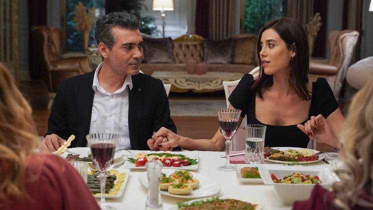 Em Iludida, Volkan flagra Mert com amante e dá um conselho inesperado: ‘Não vale a pena’