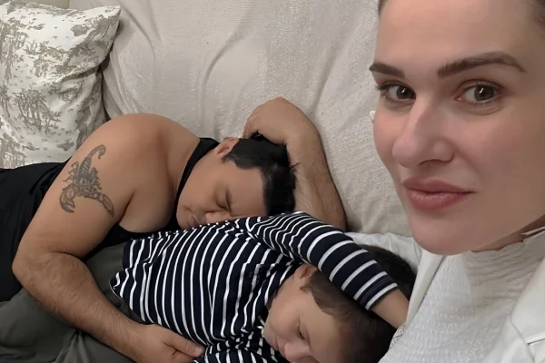 Esposa de Renner mostra momento em família: "Mundo lá fora pode esperar"
